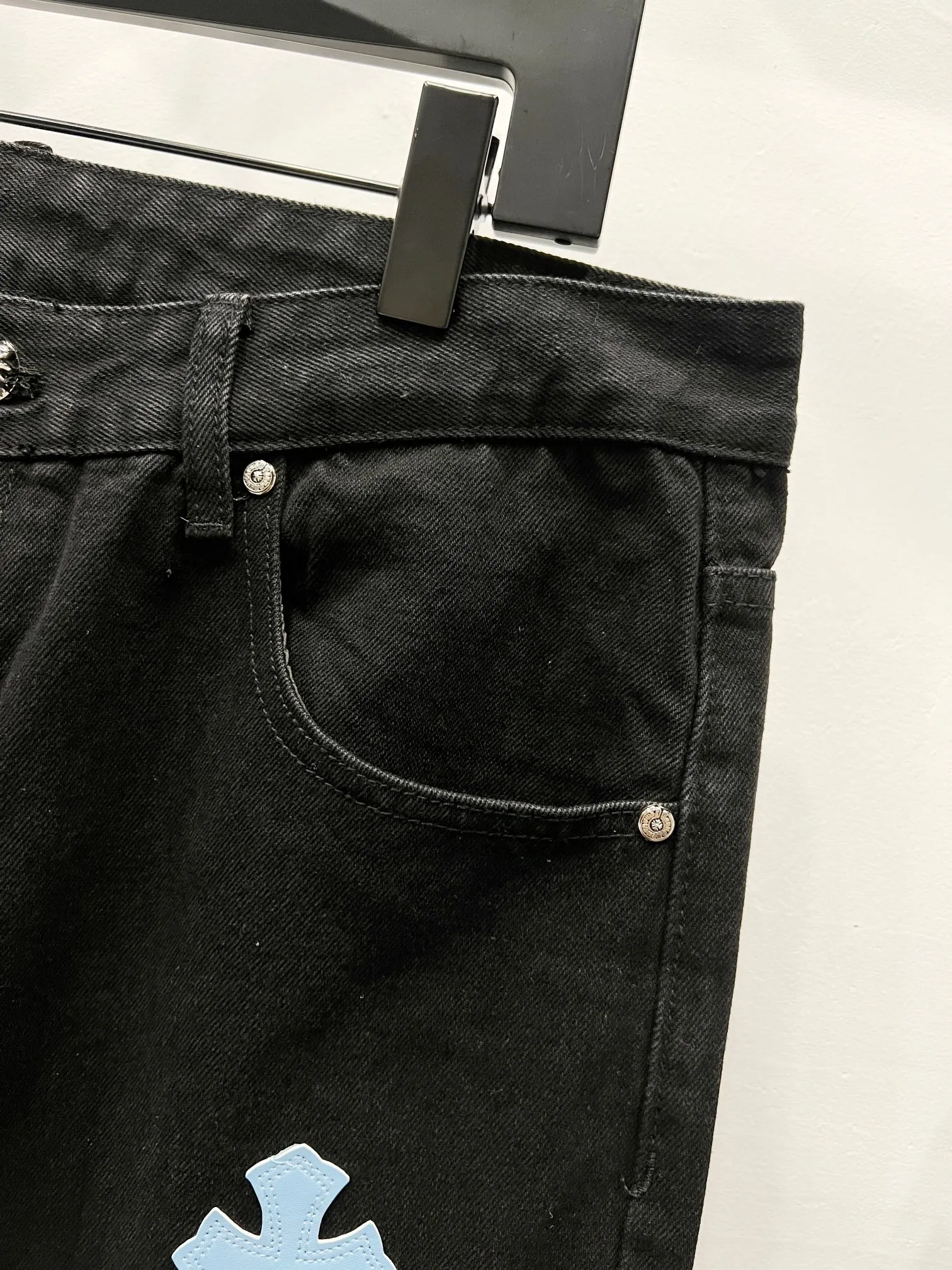 P260 Style number: (K650) Style number: (K550) Chrome Hearts & Chrome Hearts CH city limited series Sanskrit cross patch leather jeans need to be washed and then disassembled and hand-sewn sheepskin cross leather is then spliced ​​to complete. The whole piece requires too much craftsmanship to explain. The texture can be seen in the hand, and it looks good. The styles with different washed textures are very friendly to people with thin legs and thick legs. The straight version is very flattering to the leg shape. The moderate length is timeless and can be matched easily and casually. It is the basic styling foundation for various styles and is a must-have in the wardrobe! The fabric is stiff but also makes the upper body soft without losing texture. The washing process is even more perfect. It is a must-have item for everyone! ! ! Washed wheat, hang tag, pants label, three labels are complete, the upper body effect is particularly stiff and stylish, super stylish, same style for men and women - Color: Size: 28 30 32 34